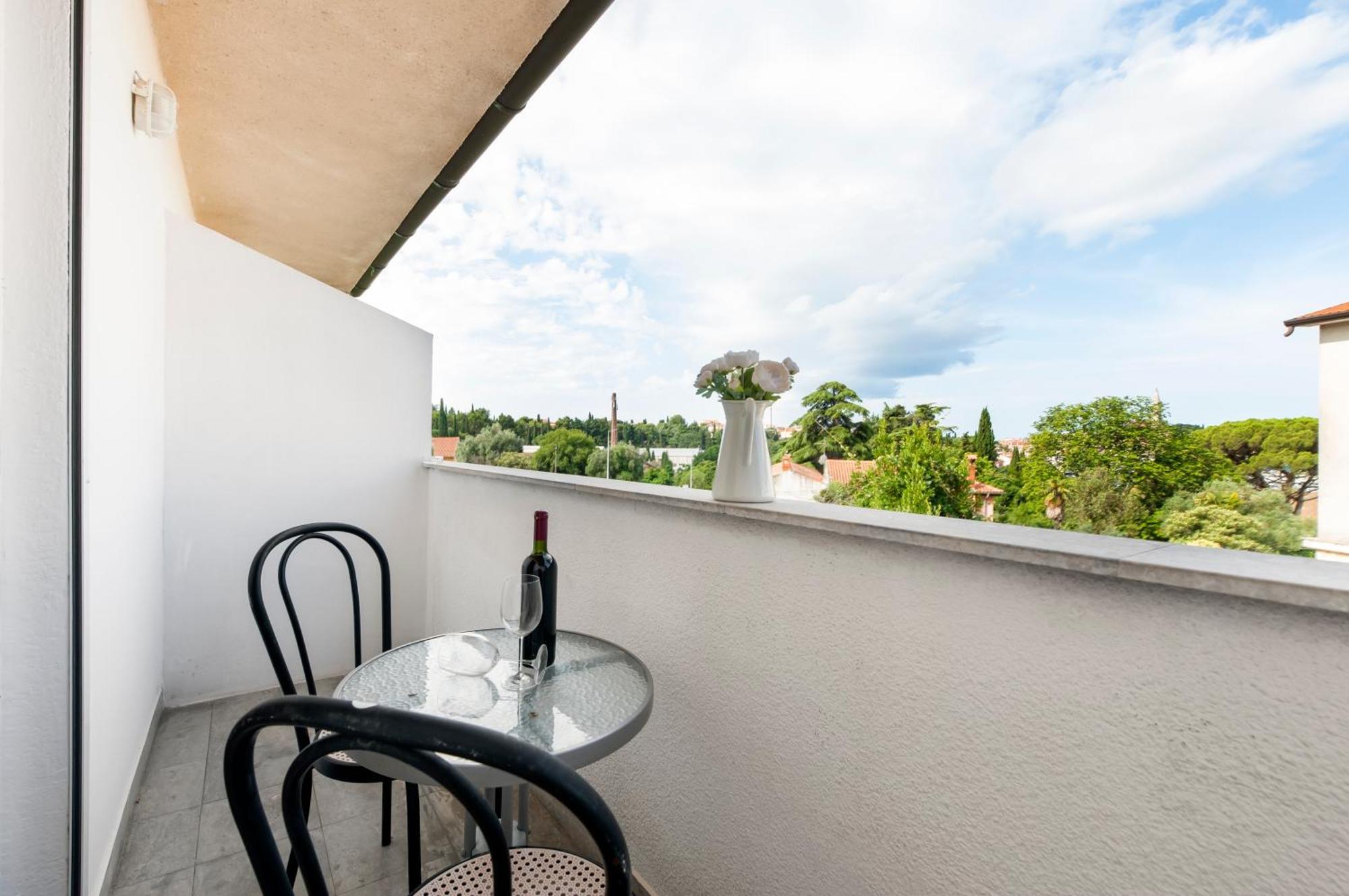 Luna Tsuki Two Aparthotel โรวีน ภายนอก รูปภาพ